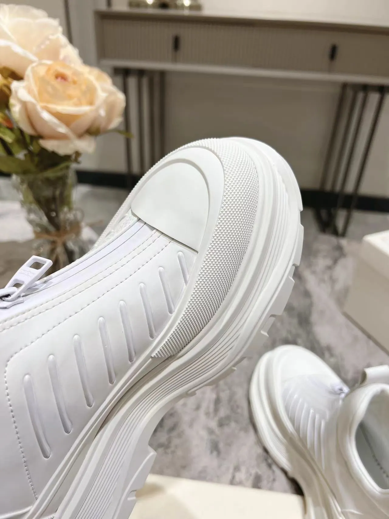 👟👟Ex-factory price 600👟👟 Men's size +10 2023 McQueen classic hot style, top version! ALEXANDERAIexanderMcQUEEN✅ has been certified. The latest 2023 counters will be launched at the same time, international T stage catwalk models. 💯Purchased from top ZP, the original version is 1:1 customized, perfectly reproduced, embellished with waterproof zippers on off-road inspired clothing, with imported anti-wear super soft sock cuffs, 3D glue bright strips, excellent comfort, outsole: original TPU double-layer combination outsole. Fabric: Imported silk cow leather Lining: Imported super soft Lycra/space cloth Foot pads: Imported silk sheepskin Size: 35-40 for women, 39-45 for men. Color: all black, black and white, all white, (add 10 for men’s model)